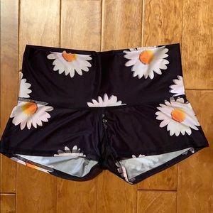 Teeki daisy Print shorts